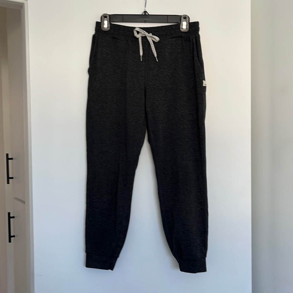 Vuori Joggers. Women’s Size Small in Charcoal.